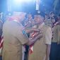 Imam Syafi’i S.H. Saat Menerima Lencana Pancawarsa V disematkan Langsung ol leh Ketua Kwarda Pramuka Jatim Timur, H.M. Arum Sabil, SP., SH., MKI.