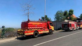 Enam Prajurit Yonif TP 931/KJ Bersama Damkar Sumenep Berjibaku Padamkan Kebakaran Lahan