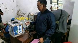 Petugas Bersama Barang Bukti Yang Berhasil Diamankan 