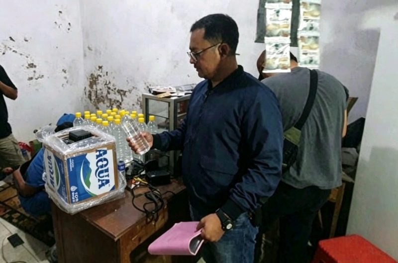 Petugas Bersama Barang Bukti Yang Berhasil Diamankan 