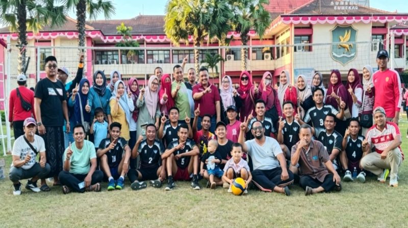 PLT. Kadisperkimhub Sumenep Foto Bersama Tim Bola Volley Disperkimhub Juara Saty