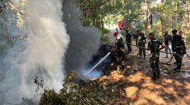 Api Muncul di Batuan Sumenep, 8 Prajurit dan Warga Bersatu Jinakkan Kebakaran Lahan