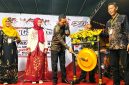 Pembukaan berlangsung semarak ketika gong dipukul tiga kali oleh Lurah Bangselok bersama istri, Senin (10/08/2026) malam