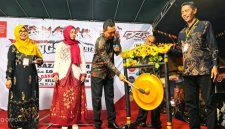 Pembukaan berlangsung semarak ketika gong dipukul tiga kali oleh Lurah Bangselok bersama istri, Senin (10/08/2026) malam