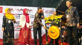 Pembukaan berlangsung semarak ketika gong dipukul tiga kali oleh Lurah Bangselok bersama istri, Senin (10/08/2026) malam