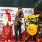 Pembukaan berlangsung semarak ketika gong dipukul tiga kali oleh Lurah Bangselok bersama istri, Senin (10/08/2026) malam