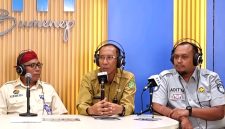 Hasil Tangkapan Layar Kepala Bapenda Sumenep Ferdiansyah Tetrajaya SH (Tengah) Kepala UPT PPD Samtiono SH MH dan Perwakilan Jasa Rahardja Aditya di Acara Dialog Interaktif RRI Pro FM 1, Selasa (11/08/2026)