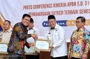 Kepala MAN Sumenep Zaini Mukhsin Saat Menerima Penghargaan itu diberikan dalam ajang Satker Terbaik Semester I 2026,