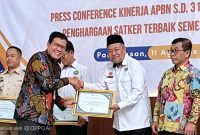 Kepala MAN Sumenep Zaini Mukhsin Saat Menerima Penghargaan itu diberikan dalam ajang Satker Terbaik Semester I 2026,