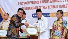 Kepala MAN Sumenep Zaini Mukhsin Saat Menerima Penghargaan itu diberikan dalam ajang Satker Terbaik Semester I 2026,