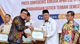 Kepala MAN Sumenep Zaini Mukhsin Saat Menerima Penghargaan itu diberikan dalam ajang Satker Terbaik Semester I 2026,