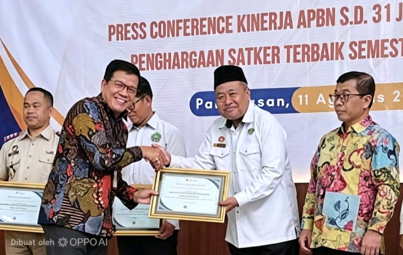 Kepala MAN Sumenep Zaini Mukhsin Saat Menerima Penghargaan itu diberikan dalam ajang Satker Terbaik Semester I 2026,