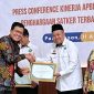 Kepala MAN Sumenep Zaini Mukhsin Saat Menerima Penghargaan itu diberikan dalam ajang Satker Terbaik Semester I 2026,