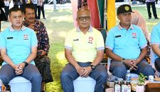 Direktur Utama PT BPRS Bhakti Sumekar Hairil Fajar (Tengah) 