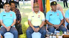 Direktur Utama PT BPRS Bhakti Sumekar Hairil Fajar (Tengah) 