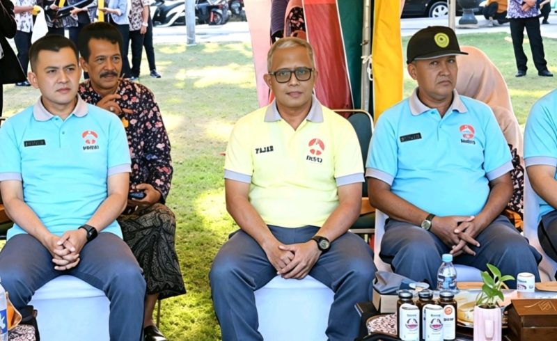 Direktur Utama PT BPRS Bhakti Sumekar Hairil Fajar (Tengah) 