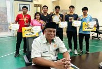 Ketua PBSI Sumenep H. Moh. Iksan, S.Pd, MT Dengan Latar Para Juara Bupati Lamongan Cup 2026