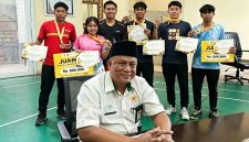 Ketua PBSI Sumenep H. Moh. Iksan, S.Pd, MT Dengan Latar Para Juara Bupati Lamongan Cup 2026