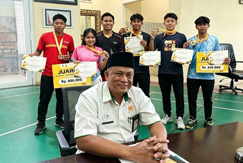Ketua PBSI Sumenep H. Moh. Iksan, S.Pd, MT Dengan Latar Para Juara Bupati Lamongan Cup 2026