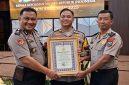 Penghargaan diserahkan Karorena Polda Jawa Timur Brigjen Pol. Harries Budiharto, S.I.K., M.Si. kepada Wakapolresta Sumenep Kompol Haris Darma Sucipto, S.H., S.I.K.