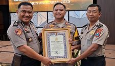Penghargaan diserahkan Karorena Polda Jawa Timur Brigjen Pol. Harries Budiharto, S.I.K., M.Si. kepada Wakapolresta Sumenep Kompol Haris Darma Sucipto, S.H., S.I.K.