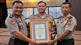 Penghargaan diserahkan Karorena Polda Jawa Timur Brigjen Pol. Harries Budiharto, S.I.K., M.Si. kepada Wakapolresta Sumenep Kompol Haris Darma Sucipto, S.H., S.I.K.