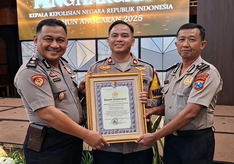 Penghargaan diserahkan Karorena Polda Jawa Timur Brigjen Pol. Harries Budiharto, S.I.K., M.Si. kepada Wakapolresta Sumenep Kompol Haris Darma Sucipto, S.H., S.I.K.