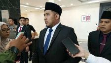 Bupati Sumenep Dr H Achmad Fauzi Wongsojudo SH MH Saat Diwawancarai Sejumlah Awak Media Usai Mengikuti Rapat Paripurna DPRD Sumenep, Jum'at (14/08/2026)