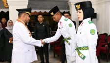 Bupati Sumenep Dr H Achmad Fauzi Wongsojudo SH MH Saat Mengukuhkan Paskibraka Di Pendopo Agung Keraton Sumenep, Sabtu (15/08/2026)