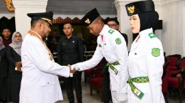 Bupati Sumenep Dr H Achmad Fauzi Wongsojudo SH MH Saat Mengukuhkan Paskibraka Di Pendopo Agung Keraton Sumenep, Sabtu (15/08/2026)