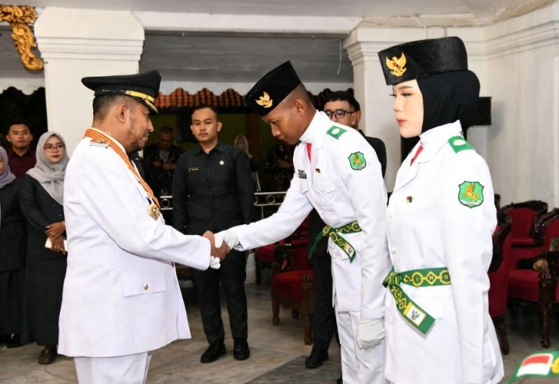 Bupati Sumenep Dr H Achmad Fauzi Wongsojudo SH MH Saat Mengukuhkan Paskibraka Di Pendopo Agung Keraton Sumenep, Sabtu (15/08/2026)