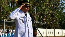Camat Gapura Kamiludin Spdi, M.AP Saat Pimpin Apel Upacara Peringatan HUT RI ke-81 di Lapangan Sepak Bola Desa Gapura Barat, Senin (17/08/2026)