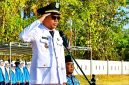 Camat Gapura Kamiludin, S.Pdi, M.AP Saat Pimpin Upacara Peringatan HUT RI ke 81 di Lapangan Sepak Bola Desa Gapura Barat Kecamatan Gapura, Senin (17/08/2026)