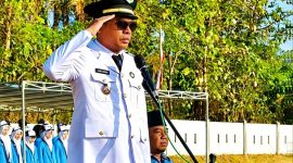 Camat Gapura Kamiludin, S.Pdi, M.AP Saat Pimpin Upacara Peringatan HUT RI ke 81 di Lapangan Sepak Bola Desa Gapura Barat Kecamatan Gapura, Senin (17/08/2026)