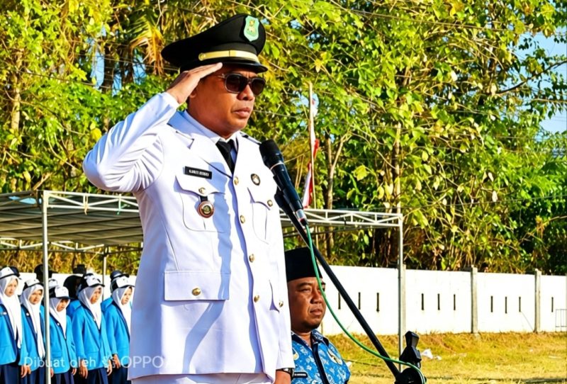 Camat Gapura Kamiludin, S.Pdi, M.AP Saat Pimpin Upacara Peringatan HUT RI ke 81 di Lapangan Sepak Bola Desa Gapura Barat Kecamatan Gapura, Senin (17/08/2026)