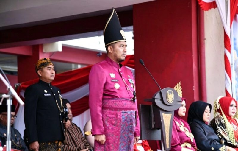 Bupati Sumenep Dr H Achmad Fauzi Wongsojudo SH MH Saat Pimpin Apel Upacara Peringatan HUT RI ke 81 di Kantor Pemkab Sumenep, Senin (17/08/2026)