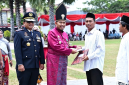 Penyerahan remisi dilakukan secara simbolis oleh Bupati Sumenep Dr. H. Achmad Fauzi Wongsojudo di Lapangan Pemkab Sumenep.