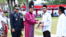 Penyerahan remisi dilakukan secara simbolis oleh Bupati Sumenep Dr. H. Achmad Fauzi Wongsojudo di Lapangan Pemkab Sumenep.