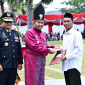 Penyerahan remisi dilakukan secara simbolis oleh Bupati Sumenep Dr. H. Achmad Fauzi Wongsojudo di Lapangan Pemkab Sumenep.