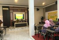 Plt. Kabid Pengawasan, Pengembangan dan Layanan Kearsipan, Agus Utomo, SE., MM., Saat Membuka Kegiatan Pembekalan Lomba Bertutur Kepada Guru Pendamping Tingkat SD di Aula Kantor Dispusip Sumenep, Kamis (13/08/2026)