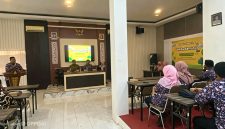 Plt. Kabid Pengawasan, Pengembangan dan Layanan Kearsipan, Agus Utomo, SE., MM., Saat Membuka Kegiatan Pembekalan Lomba Bertutur Kepada Guru Pendamping Tingkat SD di Aula Kantor Dispusip Sumenep, Kamis (13/08/2026)