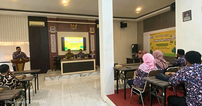 Plt. Kabid Pengawasan, Pengembangan dan Layanan Kearsipan, Agus Utomo, SE., MM., Saat Membuka Kegiatan Pembekalan Lomba Bertutur Kepada Guru Pendamping Tingkat SD di Aula Kantor Dispusip Sumenep, Kamis (13/08/2026)