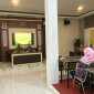 Plt. Kabid Pengawasan, Pengembangan dan Layanan Kearsipan, Agus Utomo, SE., MM., Saat Membuka Kegiatan Pembekalan Lomba Bertutur Kepada Guru Pendamping Tingkat SD di Aula Kantor Dispusip Sumenep, Kamis (13/08/2026)