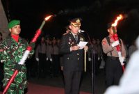 Kapolresta Sumenep Kombes Pol. Ariek Indra Sentanu, S.H., S.I.K., M.H., bertindak sebagai inspektur upacara.