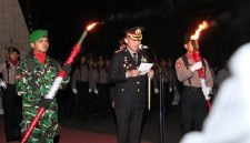 Kapolresta Sumenep Kombes Pol. Ariek Indra Sentanu, S.H., S.I.K., M.H., bertindak sebagai inspektur upacara.