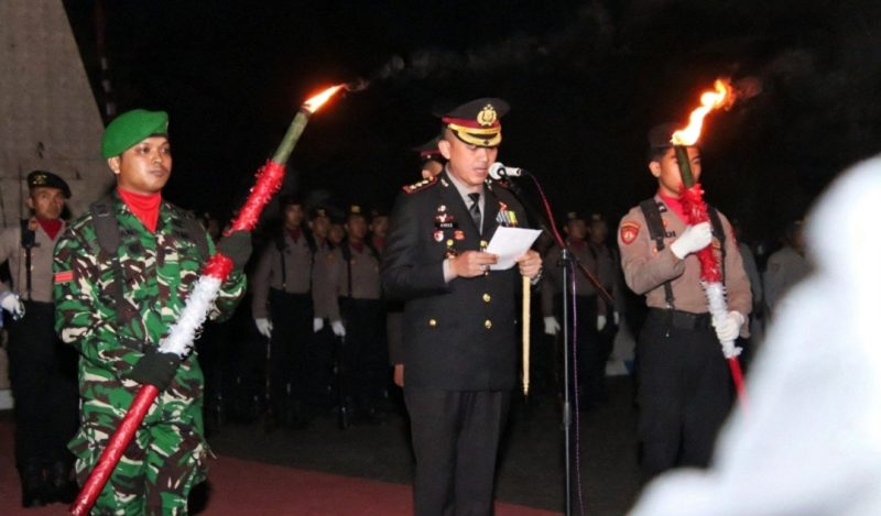 Kapolresta Sumenep Kombes Pol. Ariek Indra Sentanu, S.H., S.I.K., M.H., bertindak sebagai inspektur upacara.