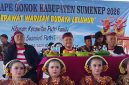 Staf Ahli Bupati Bidang Pemerintahan, Hukum, dan Politik, Hizbun Wathan, SH., MH., (Tengah) di Dampingi Kadisbudparopar Faruk Hanafi, S.Sos, MSI, dan Kompol Jaiman dari Perwakilan Polresta Sumenep, Minggu (09/08/2026)