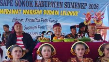 Staf Ahli Bupati Bidang Pemerintahan, Hukum, dan Politik, Hizbun Wathan, SH., MH., (Tengah) di Dampingi Kadisbudparopar Faruk Hanafi, S.Sos, MSI, dan Kompol Jaiman dari Perwakilan Polresta Sumenep, Minggu (09/08/2026)
