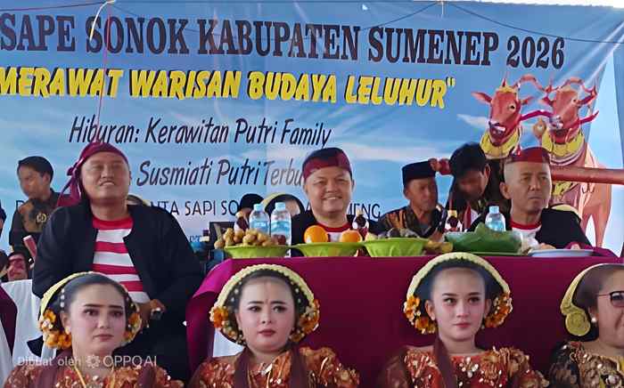 Staf Ahli Bupati Bidang Pemerintahan, Hukum, dan Politik, Hizbun Wathan, SH., MH., (Tengah) di Dampingi Kadisbudparopar Faruk Hanafi, S.Sos, MSI, dan Kompol Jaiman dari Perwakilan Polresta Sumenep, Minggu (09/08/2026)